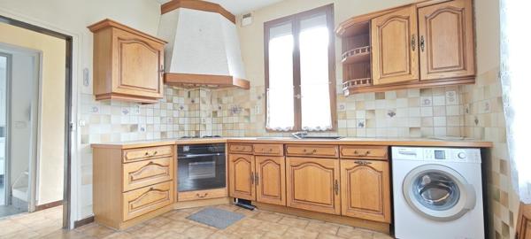 Ensemble de deux maisons à proximité de la gare de Fontainebleau-Avon. 399 000 €