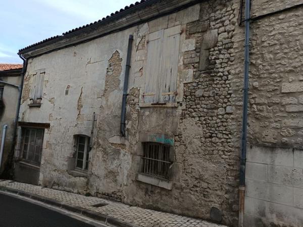 Immeuble à vendre |  Barbezieux-Saint-Hilaire |  680 m²