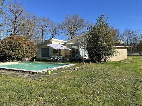 Maison 6 pièces sur parcelle de 2800m² avec garages et piscine