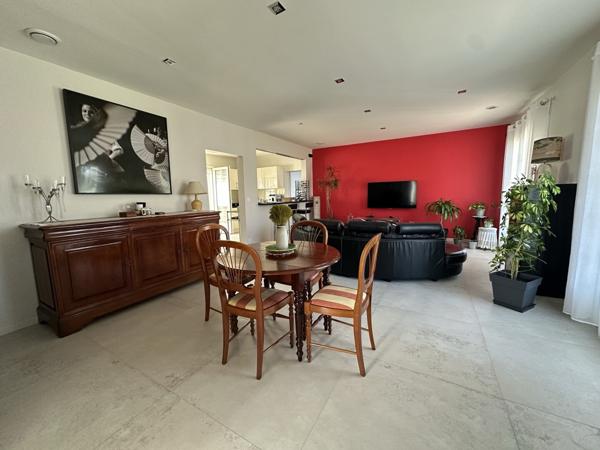 Maison 6 pièces sur parcelle de 2800m² avec garages et piscine