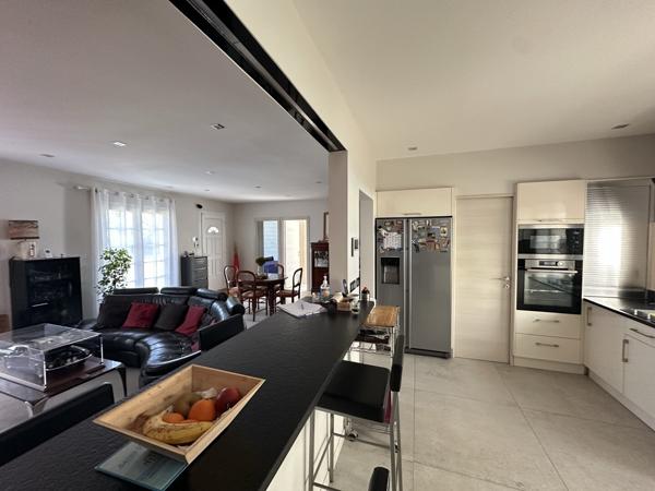 Maison 6 pièces sur parcelle de 2800m² avec garages et piscine