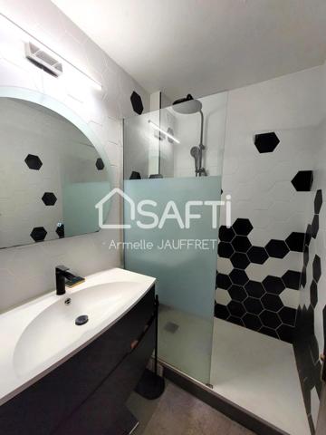 Cadre calme et verdoyant et proximité des écoles.