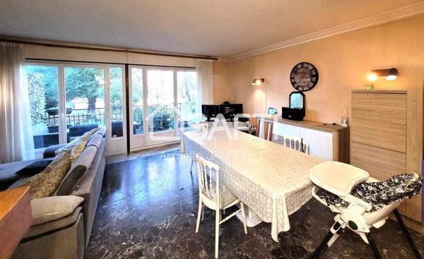 Cadre calme et verdoyant et proximité des écoles.