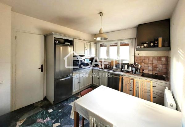 Cadre calme et verdoyant et proximité des écoles.