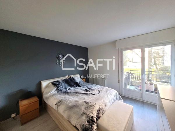 Cadre calme et verdoyant et proximité des écoles.