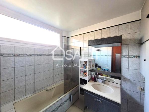 Cadre calme et verdoyant et proximité des écoles.