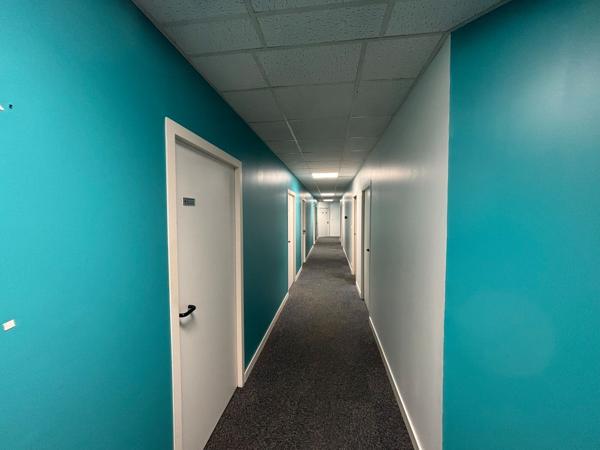 Bâtiment de bureaux indépendant à louer à Orvault avec parking sécurisé