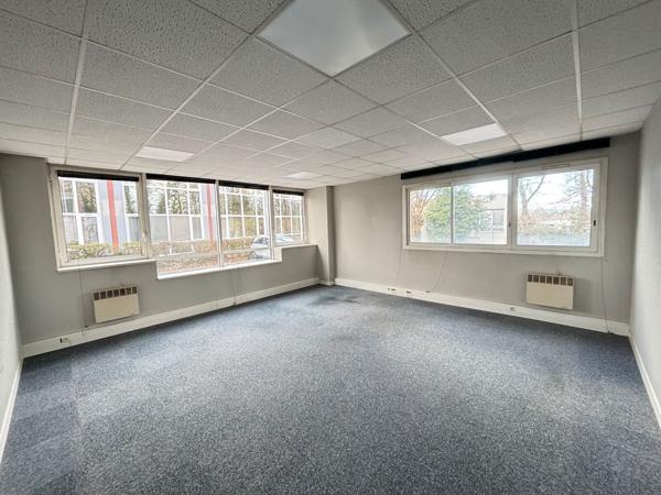 Bâtiment de bureaux indépendant à louer à Orvault avec parking sécurisé