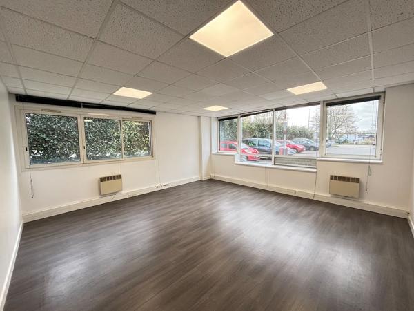 Bâtiment de bureaux indépendant à louer à Orvault avec parking sécurisé
