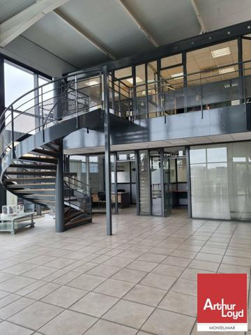 SAINT-PAUL-TROIS-CHÂTEAUX - A VENDRE BÂTIMENT INDÉPENDANT DE BUREAUX SUR DEUX NIVEAUX AVEC ATELIER
