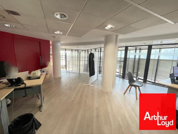 Bureaux à louer en rez-de-chaussée à Montpellier proche tramway et parkings