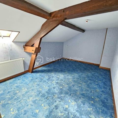 À seulement 15 minutes de L'Aigle et de sa gare reliant Paris Montparnasse, découvrez cette maison de bourg à rénover, située dans une commune offrant toutes les commodités accessibles à pied.
Au rez-de-chaussée, l'entrée dessert une agréable pièce de vie lumineuse avec coin cuisine, un bureau pouvant faire office de chambre d'appoint ou d'espace de télétravail, une chambre ainsi qu'une salle d'eau avec WC.
À l'étage, un vaste palier distribue deux chambres et une salle de bains avec WC.
À l'extérieur, vous bénéficierez d'un terrain d'environ 700 m², de deux garages et d'une cave, offrant de nombreux espaces de rangement.
Cette maison est idéale pour une famille souhaitant profiter d'un cadre de vie pratique, avec les écoles, commerces et pôle de santé accessibles à pied, sans nécessité d'utiliser un véhicule.
Caractéristiques :
Assainissement collectif
Chauffage central au fioul
Deux garages
Cave
À noter : des travaux de rénovation sont à prévoir, notamment un traitement fongique, offrant ainsi l'opportunité de remettre le bien à votre goût tout en valorisant son potentiel.
Une belle opportunité pour les amateurs de rénovation souhaitant personnaliser leur futur lieu de vie.
À visiter sans tarder !