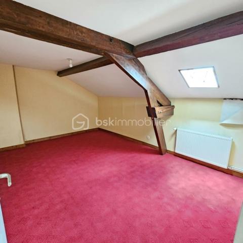 À seulement 15 minutes de L'Aigle et de sa gare reliant Paris Montparnasse, découvrez cette maison de bourg à rénover, située dans une commune offrant toutes les commodités accessibles à pied.
Au rez-de-chaussée, l'entrée dessert une agréable pièce de vie lumineuse avec coin cuisine, un bureau pouvant faire office de chambre d'appoint ou d'espace de télétravail, une chambre ainsi qu'une salle d'eau avec WC.
À l'étage, un vaste palier distribue deux chambres et une salle de bains avec WC.
À l'extérieur, vous bénéficierez d'un terrain d'environ 700 m², de deux garages et d'une cave, offrant de nombreux espaces de rangement.
Cette maison est idéale pour une famille souhaitant profiter d'un cadre de vie pratique, avec les écoles, commerces et pôle de santé accessibles à pied, sans nécessité d'utiliser un véhicule.
Caractéristiques :
Assainissement collectif
Chauffage central au fioul
Deux garages
Cave
À noter : des travaux de rénovation sont à prévoir, notamment un traitement fongique, offrant ainsi l'opportunité de remettre le bien à votre goût tout en valorisant son potentiel.
Une belle opportunité pour les amateurs de rénovation souhaitant personnaliser leur futur lieu de vie.
À visiter sans tarder !
