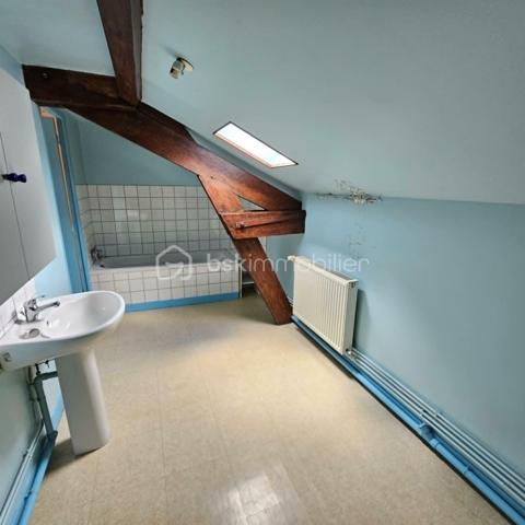 À seulement 15 minutes de L'Aigle et de sa gare reliant Paris Montparnasse, découvrez cette maison de bourg à rénover, située dans une commune offrant toutes les commodités accessibles à pied.
Au rez-de-chaussée, l'entrée dessert une agréable pièce de vie lumineuse avec coin cuisine, un bureau pouvant faire office de chambre d'appoint ou d'espace de télétravail, une chambre ainsi qu'une salle d'eau avec WC.
À l'étage, un vaste palier distribue deux chambres et une salle de bains avec WC.
À l'extérieur, vous bénéficierez d'un terrain d'environ 700 m², de deux garages et d'une cave, offrant de nombreux espaces de rangement.
Cette maison est idéale pour une famille souhaitant profiter d'un cadre de vie pratique, avec les écoles, commerces et pôle de santé accessibles à pied, sans nécessité d'utiliser un véhicule.
Caractéristiques :
Assainissement collectif
Chauffage central au fioul
Deux garages
Cave
À noter : des travaux de rénovation sont à prévoir, notamment un traitement fongique, offrant ainsi l'opportunité de remettre le bien à votre goût tout en valorisant son potentiel.
Une belle opportunité pour les amateurs de rénovation souhaitant personnaliser leur futur lieu de vie.
À visiter sans tarder !