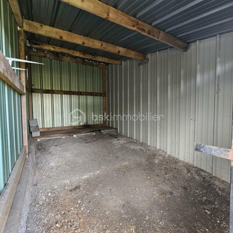 À seulement 15 minutes de L'Aigle et de sa gare reliant Paris Montparnasse, découvrez cette maison de bourg à rénover, située dans une commune offrant toutes les commodités accessibles à pied.
Au rez-de-chaussée, l'entrée dessert une agréable pièce de vie lumineuse avec coin cuisine, un bureau pouvant faire office de chambre d'appoint ou d'espace de télétravail, une chambre ainsi qu'une salle d'eau avec WC.
À l'étage, un vaste palier distribue deux chambres et une salle de bains avec WC.
À l'extérieur, vous bénéficierez d'un terrain d'environ 700 m², de deux garages et d'une cave, offrant de nombreux espaces de rangement.
Cette maison est idéale pour une famille souhaitant profiter d'un cadre de vie pratique, avec les écoles, commerces et pôle de santé accessibles à pied, sans nécessité d'utiliser un véhicule.
Caractéristiques :
Assainissement collectif
Chauffage central au fioul
Deux garages
Cave
À noter : des travaux de rénovation sont à prévoir, notamment un traitement fongique, offrant ainsi l'opportunité de remettre le bien à votre goût tout en valorisant son potentiel.
Une belle opportunité pour les amateurs de rénovation souhaitant personnaliser leur futur lieu de vie.
À visiter sans tarder !