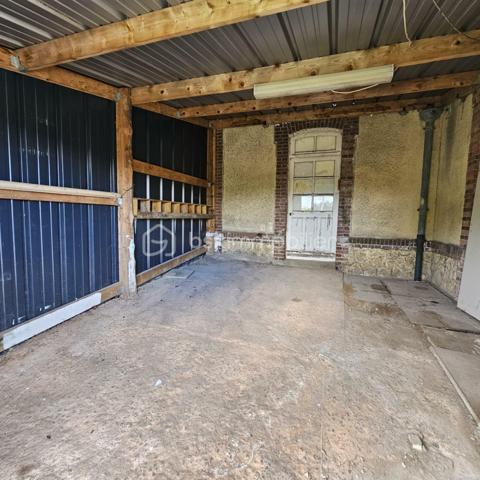 À seulement 15 minutes de L'Aigle et de sa gare reliant Paris Montparnasse, découvrez cette maison de bourg à rénover, située dans une commune offrant toutes les commodités accessibles à pied.
Au rez-de-chaussée, l'entrée dessert une agréable pièce de vie lumineuse avec coin cuisine, un bureau pouvant faire office de chambre d'appoint ou d'espace de télétravail, une chambre ainsi qu'une salle d'eau avec WC.
À l'étage, un vaste palier distribue deux chambres et une salle de bains avec WC.
À l'extérieur, vous bénéficierez d'un terrain d'environ 700 m², de deux garages et d'une cave, offrant de nombreux espaces de rangement.
Cette maison est idéale pour une famille souhaitant profiter d'un cadre de vie pratique, avec les écoles, commerces et pôle de santé accessibles à pied, sans nécessité d'utiliser un véhicule.
Caractéristiques :
Assainissement collectif
Chauffage central au fioul
Deux garages
Cave
À noter : des travaux de rénovation sont à prévoir, notamment un traitement fongique, offrant ainsi l'opportunité de remettre le bien à votre goût tout en valorisant son potentiel.
Une belle opportunité pour les amateurs de rénovation souhaitant personnaliser leur futur lieu de vie.
À visiter sans tarder !