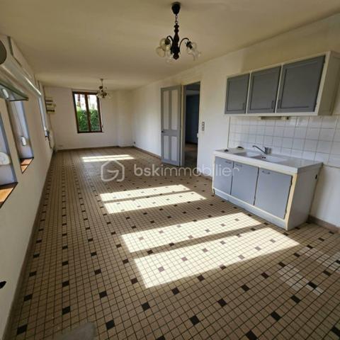 À seulement 15 minutes de L'Aigle et de sa gare reliant Paris Montparnasse, découvrez cette maison de bourg à rénover, située dans une commune offrant toutes les commodités accessibles à pied.
Au rez-de-chaussée, l'entrée dessert une agréable pièce de vie lumineuse avec coin cuisine, un bureau pouvant faire office de chambre d'appoint ou d'espace de télétravail, une chambre ainsi qu'une salle d'eau avec WC.
À l'étage, un vaste palier distribue deux chambres et une salle de bains avec WC.
À l'extérieur, vous bénéficierez d'un terrain d'environ 700 m², de deux garages et d'une cave, offrant de nombreux espaces de rangement.
Cette maison est idéale pour une famille souhaitant profiter d'un cadre de vie pratique, avec les écoles, commerces et pôle de santé accessibles à pied, sans nécessité d'utiliser un véhicule.
Caractéristiques :
Assainissement collectif
Chauffage central au fioul
Deux garages
Cave
À noter : des travaux de rénovation sont à prévoir, notamment un traitement fongique, offrant ainsi l'opportunité de remettre le bien à votre goût tout en valorisant son potentiel.
Une belle opportunité pour les amateurs de rénovation souhaitant personnaliser leur futur lieu de vie.
À visiter sans tarder !