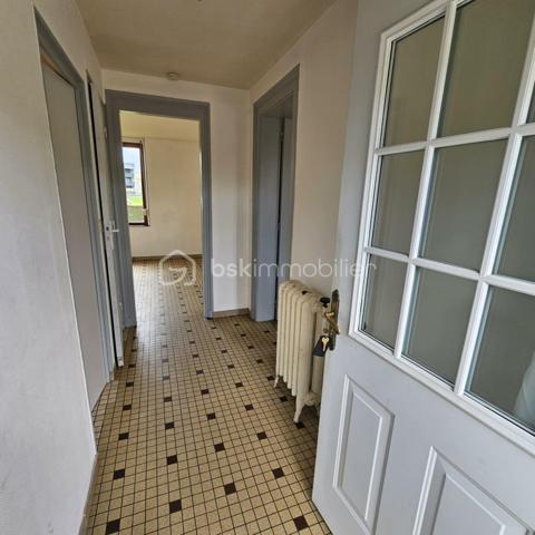 À seulement 15 minutes de L'Aigle et de sa gare reliant Paris Montparnasse, découvrez cette maison de bourg à rénover, située dans une commune offrant toutes les commodités accessibles à pied.
Au rez-de-chaussée, l'entrée dessert une agréable pièce de vie lumineuse avec coin cuisine, un bureau pouvant faire office de chambre d'appoint ou d'espace de télétravail, une chambre ainsi qu'une salle d'eau avec WC.
À l'étage, un vaste palier distribue deux chambres et une salle de bains avec WC.
À l'extérieur, vous bénéficierez d'un terrain d'environ 700 m², de deux garages et d'une cave, offrant de nombreux espaces de rangement.
Cette maison est idéale pour une famille souhaitant profiter d'un cadre de vie pratique, avec les écoles, commerces et pôle de santé accessibles à pied, sans nécessité d'utiliser un véhicule.
Caractéristiques :
Assainissement collectif
Chauffage central au fioul
Deux garages
Cave
À noter : des travaux de rénovation sont à prévoir, notamment un traitement fongique, offrant ainsi l'opportunité de remettre le bien à votre goût tout en valorisant son potentiel.
Une belle opportunité pour les amateurs de rénovation souhaitant personnaliser leur futur lieu de vie.
À visiter sans tarder !