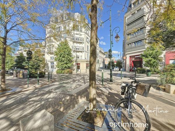 Appartement de 107 m2 rénovés avec suite parentale, terrasse, cave et parkings - Champs-Philippe -