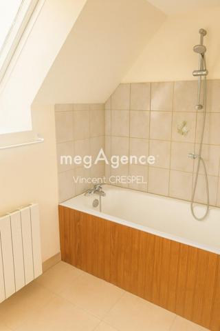 Maison à AMBRIERES-LES-VALLEES, 53300 - 6 pièces 146m²