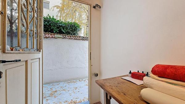 APPARTEMENT ATYPIQUE AVEC COURETTE PRIVATIVE