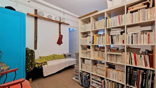 APPARTEMENT ATYPIQUE AVEC COURETTE PRIVATIVE