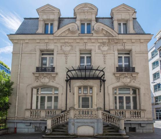 Bureaux à louer dans hôtel particulier à Clichy jardin privatif et parkings