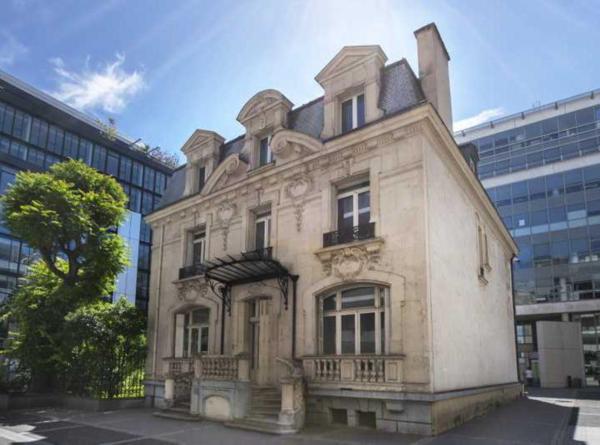 Bureaux à louer dans hôtel particulier à Clichy jardin privatif et parkings
