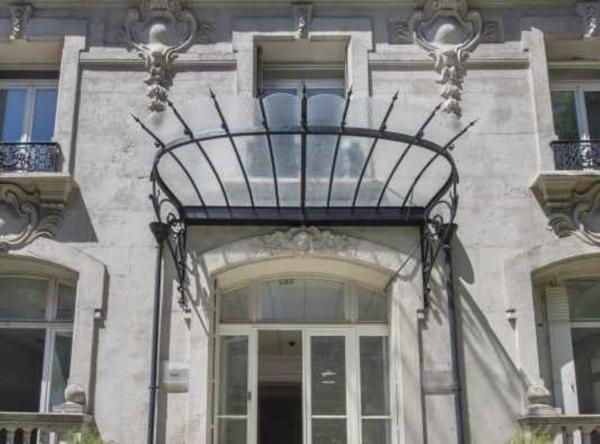 Bureaux à louer dans hôtel particulier à Clichy jardin privatif et parkings