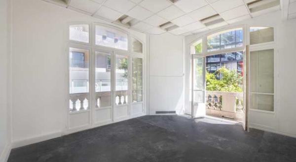 Bureaux à louer dans hôtel particulier à Clichy jardin privatif et parkings