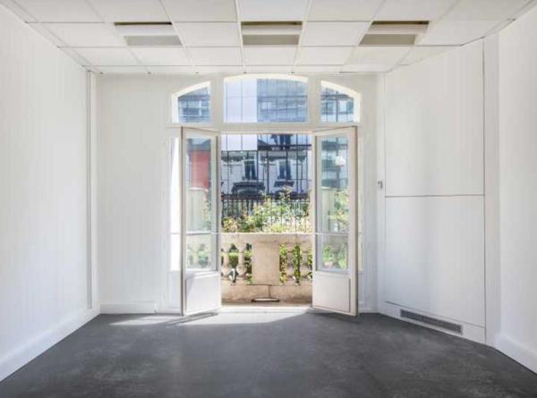 Bureaux à louer dans hôtel particulier à Clichy jardin privatif et parkings