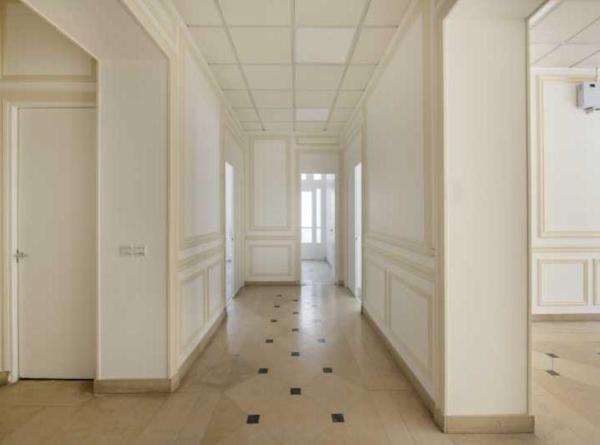 Bureaux à louer dans hôtel particulier à Clichy jardin privatif et parkings