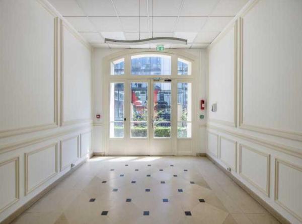 Bureaux à louer dans hôtel particulier à Clichy jardin privatif et parkings