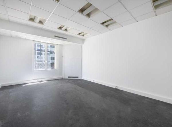 Bureaux à louer dans hôtel particulier à Clichy jardin privatif et parkings