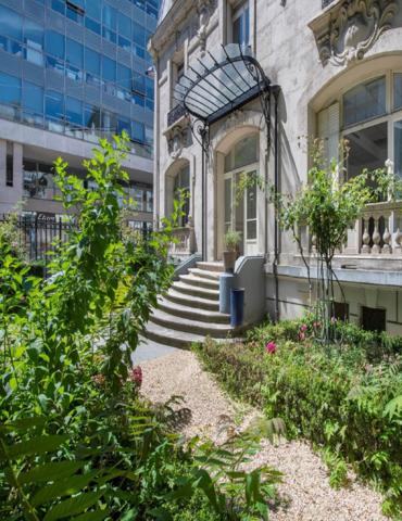 Bureaux à louer dans hôtel particulier à Clichy jardin privatif et parkings