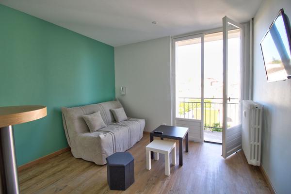 AGEN CENTRE - Appartement meublé lumineux et rénové avec balcon et place de parking au sein d'une résidence sécurisée