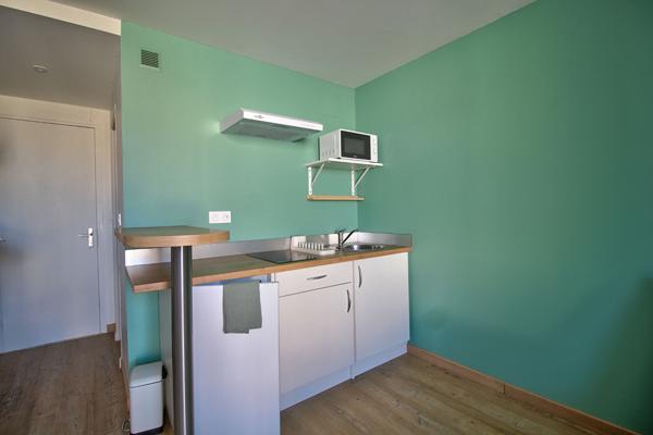 AGEN CENTRE - Appartement meublé lumineux et rénové avec balcon et place de parking au sein d'une résidence sécurisée