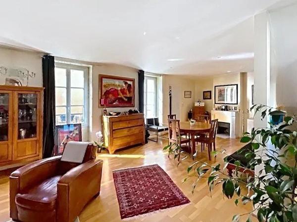 Situation recherchée pour cette spacieuse maison de caractère