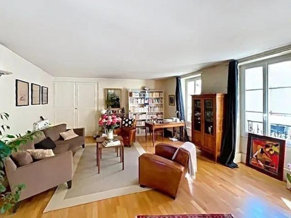 Situation recherchée pour cette spacieuse maison de caractère