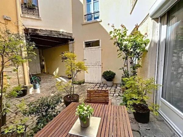 Situation recherchée pour cette spacieuse maison de caractère