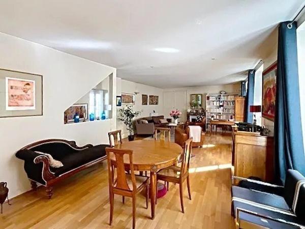 Situation recherchée pour cette spacieuse maison de caractère