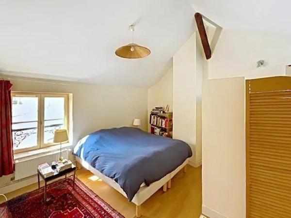 Situation recherchée pour cette spacieuse maison de caractère