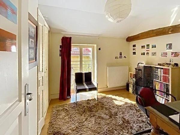 Situation recherchée pour cette spacieuse maison de caractère