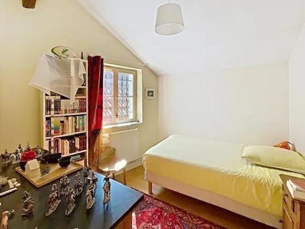 Situation recherchée pour cette spacieuse maison de caractère