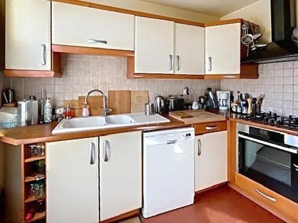 Situation recherchée pour cette spacieuse maison de caractère