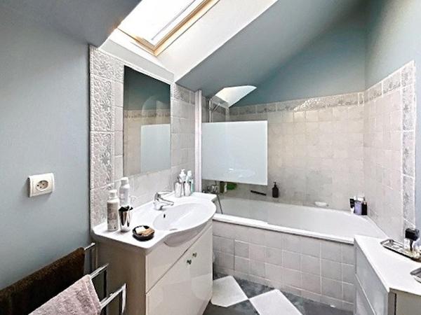 Situation recherchée pour cette spacieuse maison de caractère