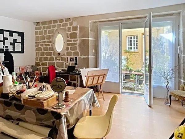 Situation recherchée pour cette spacieuse maison de caractère