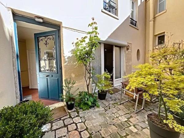 Situation recherchée pour cette spacieuse maison de caractère