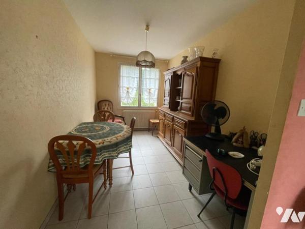 A vendre à VIVONNE, Un pavillon sur sous-sol au sein d'un terrain de 910m²