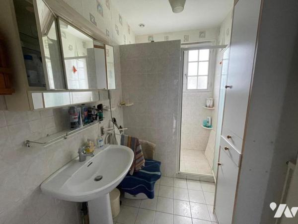 A vendre à VIVONNE, Un pavillon sur sous-sol au sein d'un terrain de 910m²